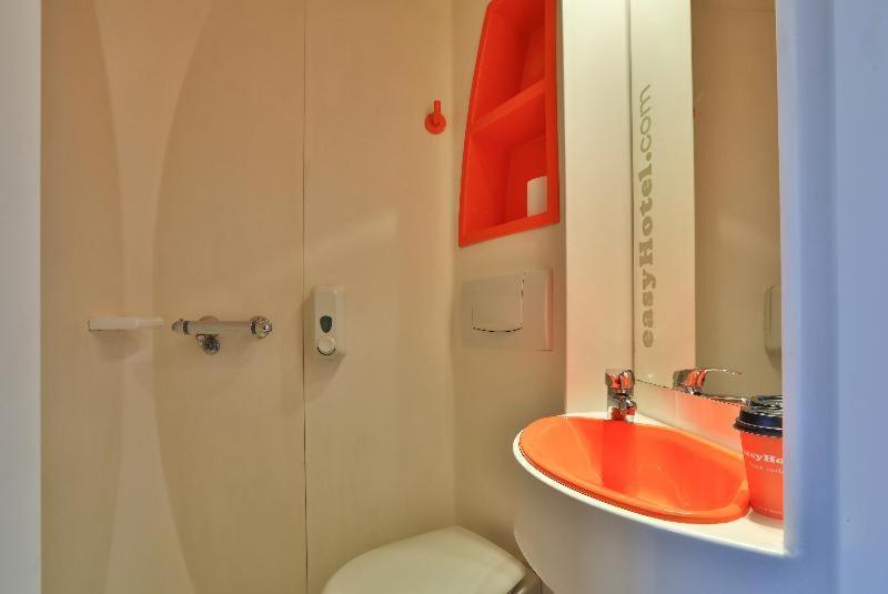 Easyhotel Sofia Rum bild